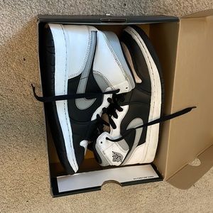 Jordan 1 mid “White Shadow”